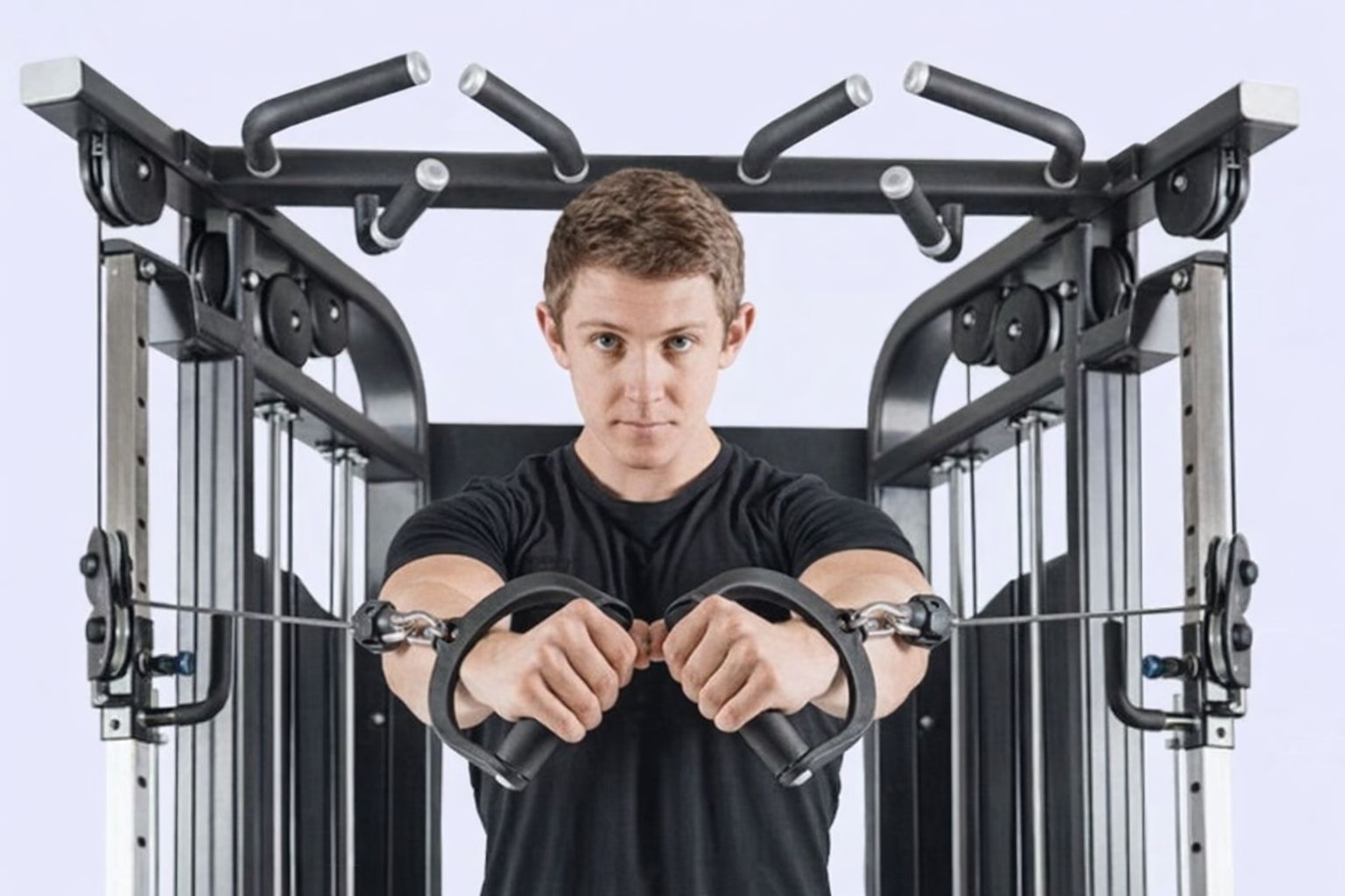 En man som utför en cable cross-övning i en kabelmaskin.